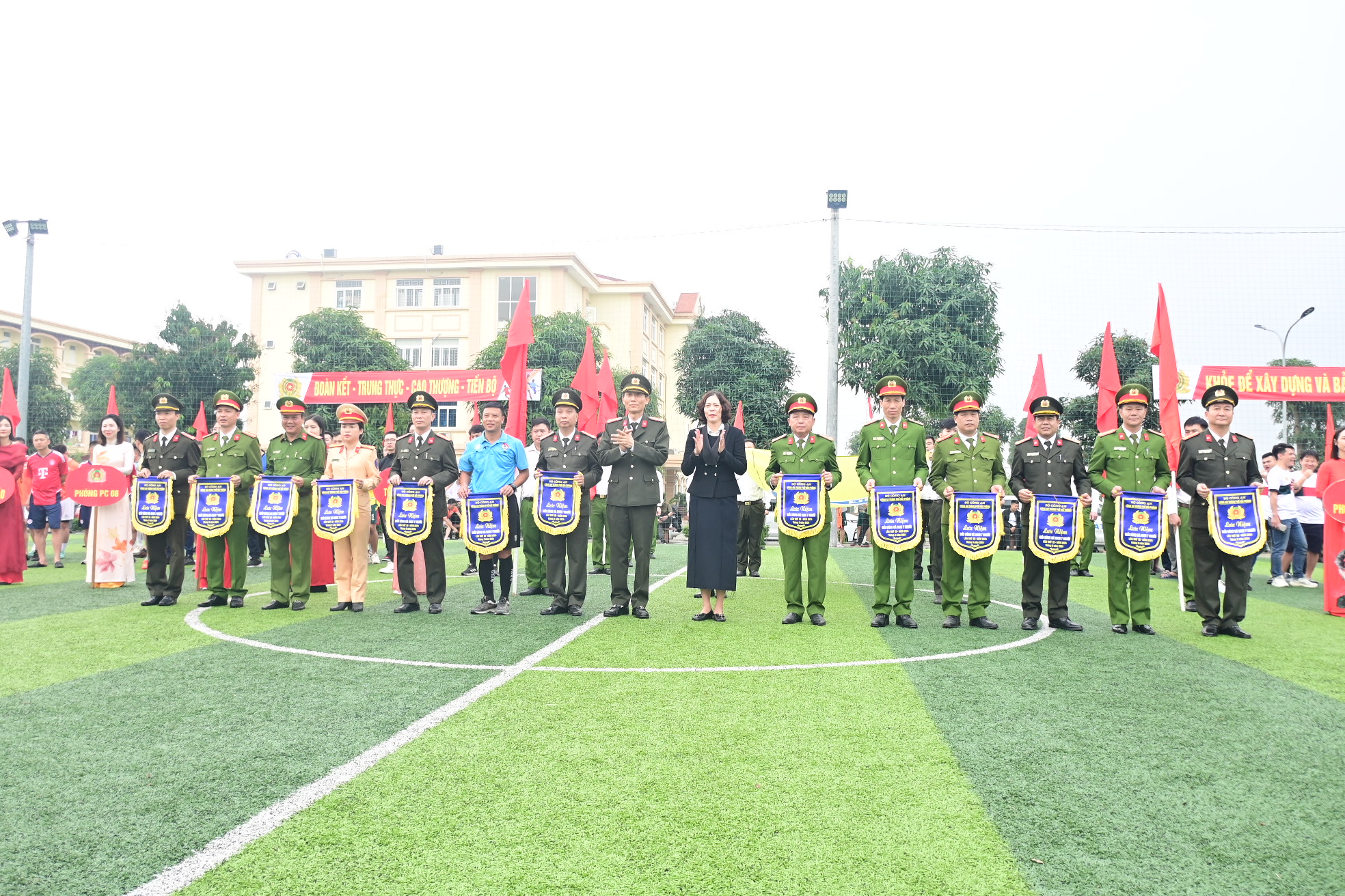 12 đội bóng tranh tài tại Vòng chung kết Giải bóng đá nam 7 người Công an thành phố lần thứ 3 năm 2024